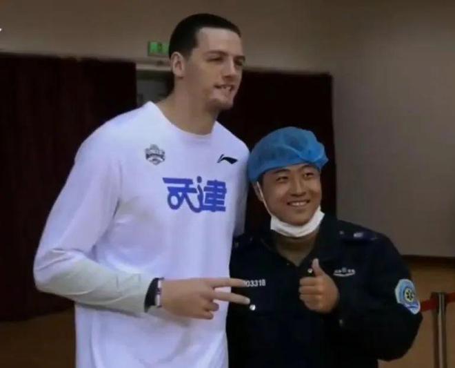 中国男篮下一个归化球员,会是他吗?