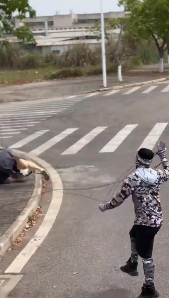原來被車撞的視頻都是這樣拍的!網友:哪個女演員還用男替身!