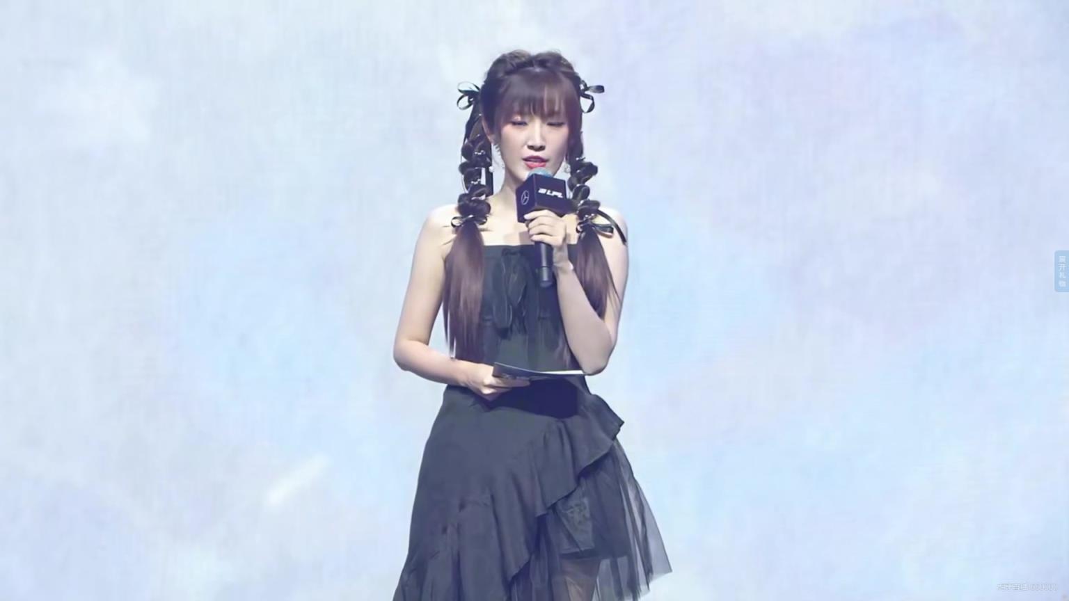 雙馬尾！西安WE主場女主持人夏安出場：薄紗黑裙