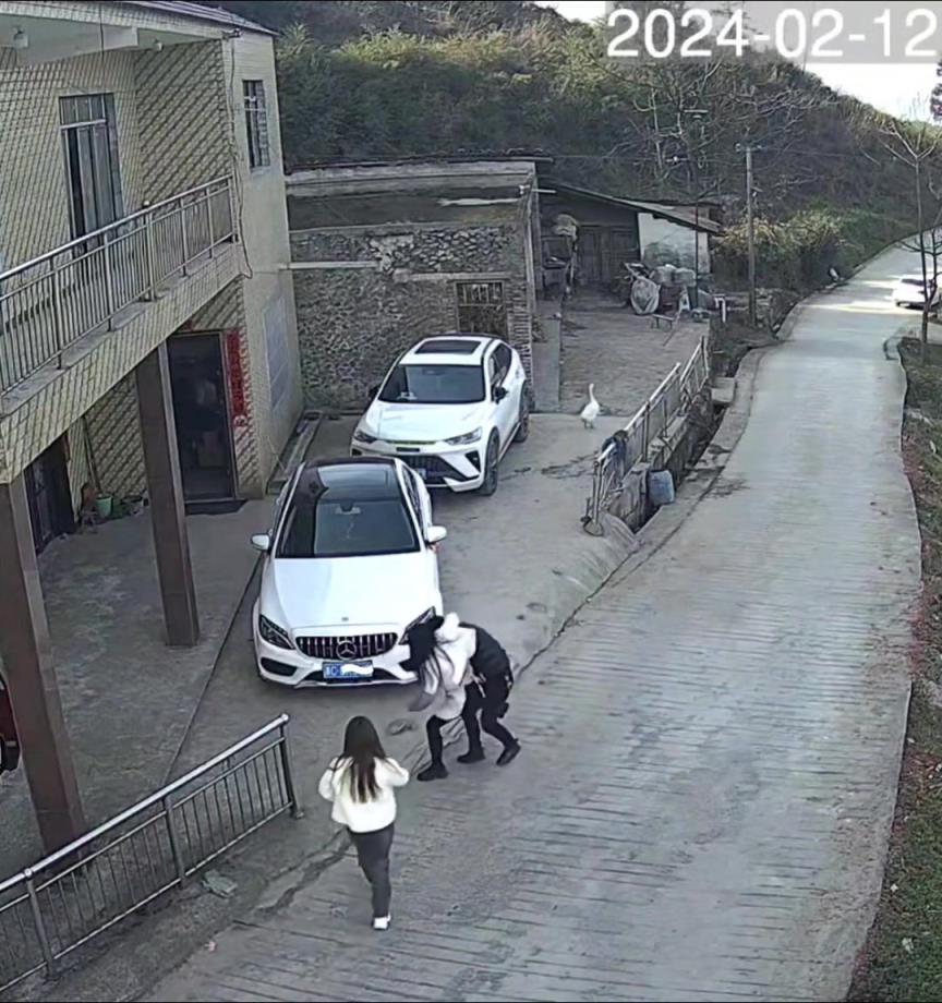 都是练过的？夫妻走路上突然开始互相抱摔