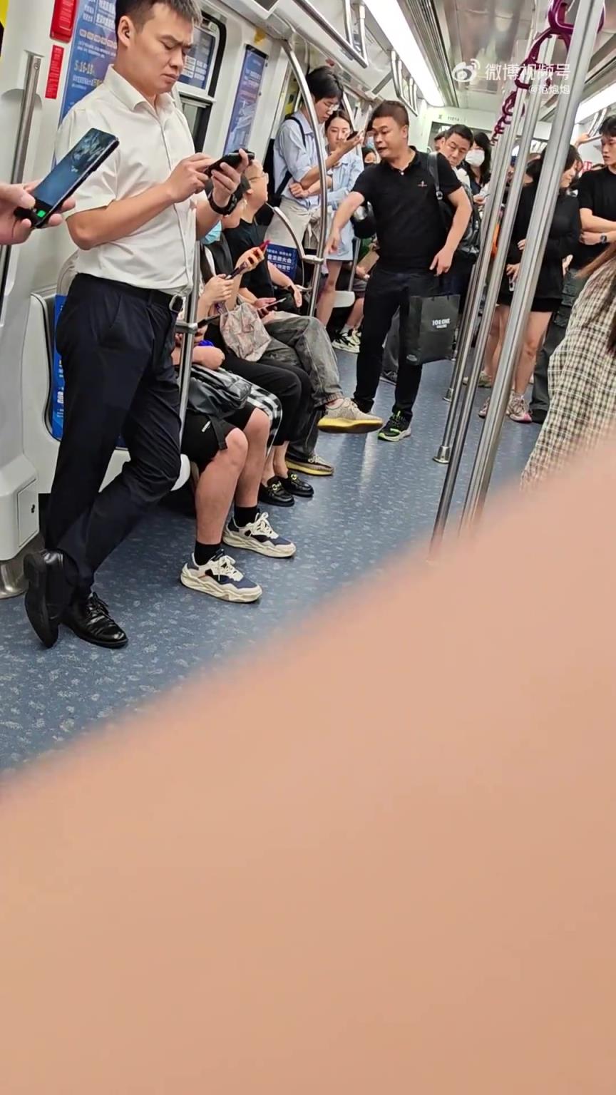 男子用包帮下一站要上车的朋友占座位，吧友怎么看？