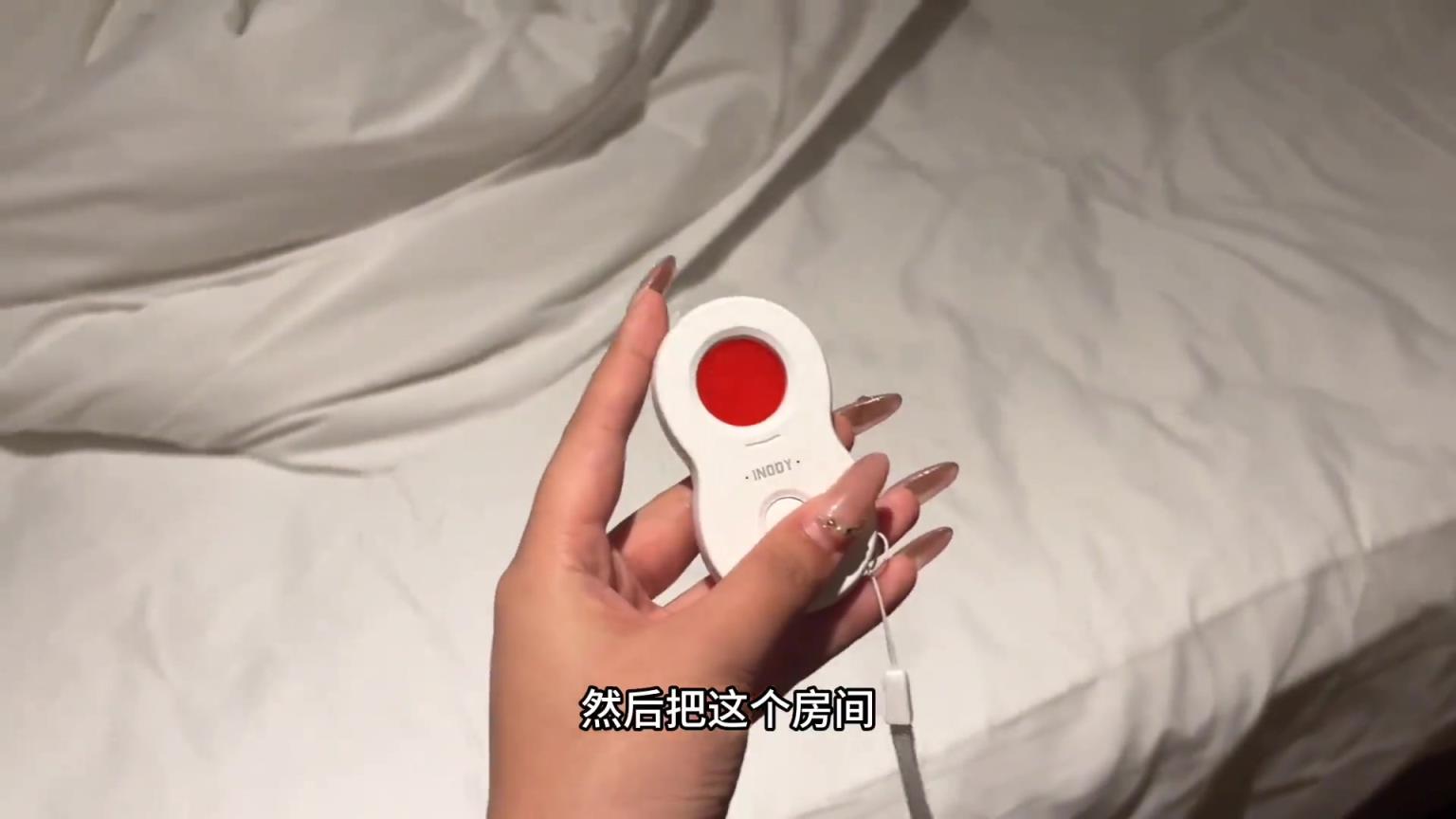 两女生洗澡后才发现酒店花洒上装了摄像头！！！