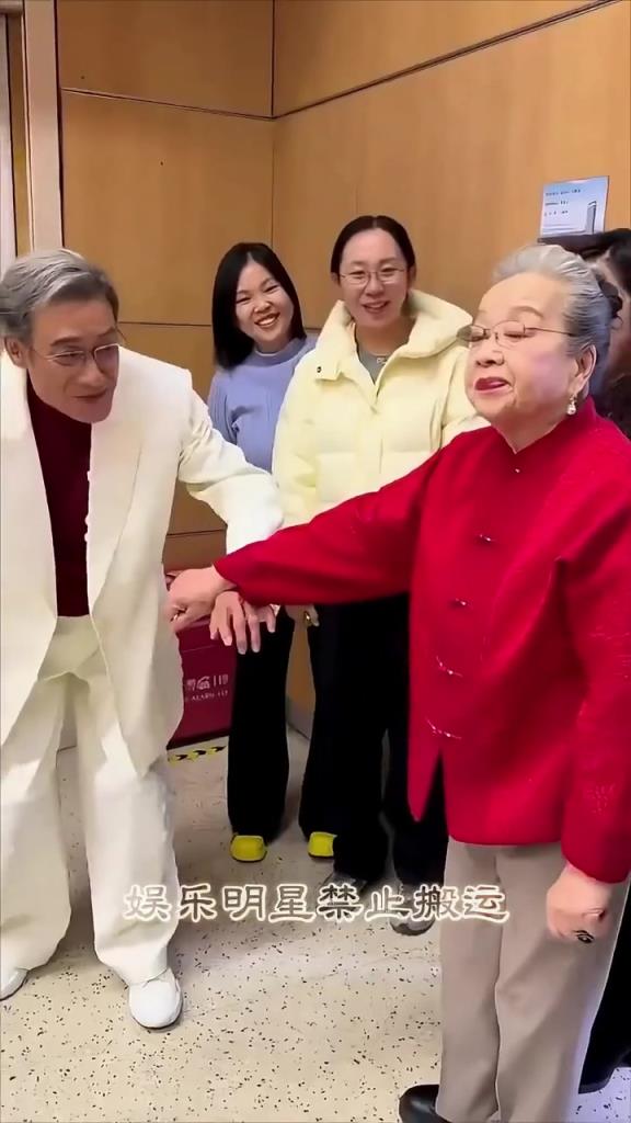 李雪健 李启明 梁家辉 同框出席活动，几位老戏骨状态