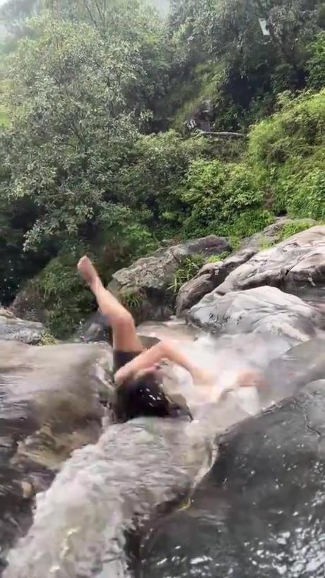 這一下摔得不輕，還來個連環摔