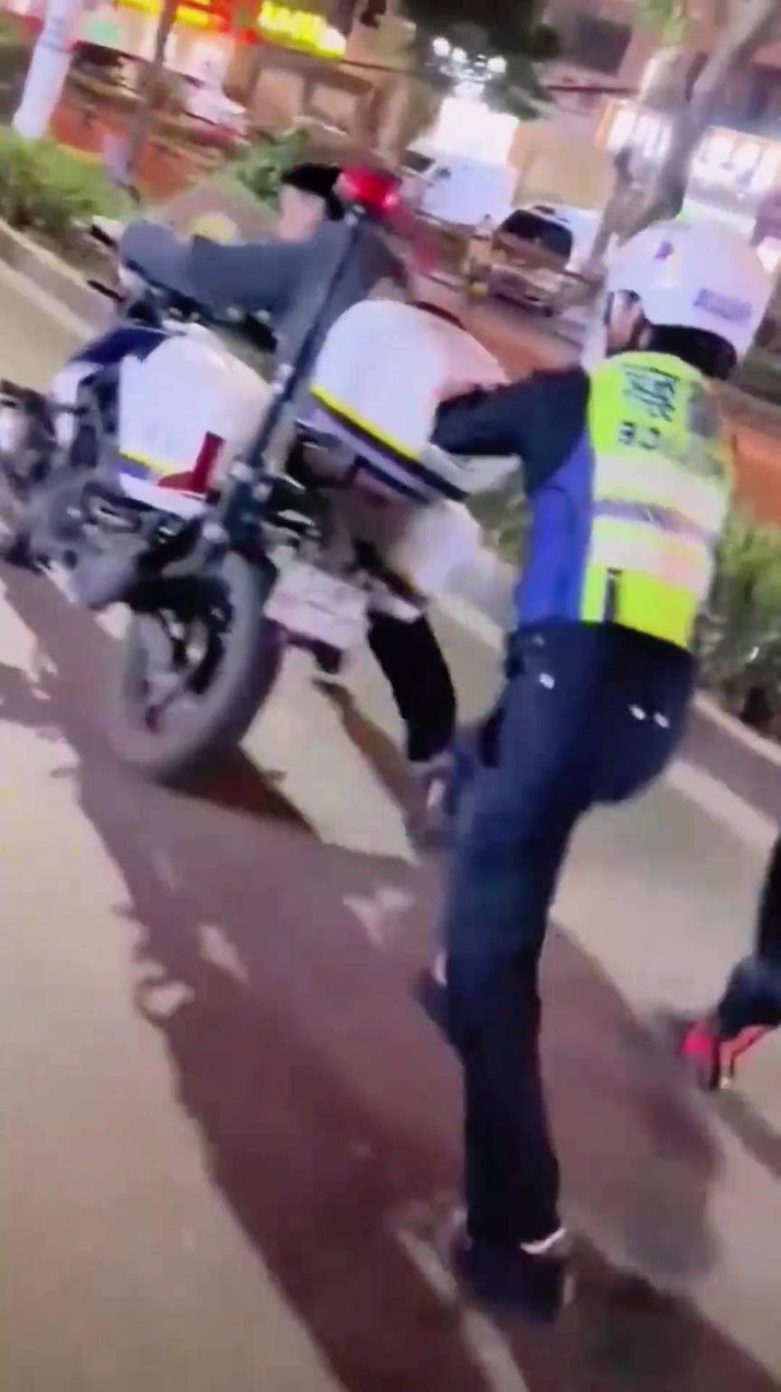 人怪好的，还帮忙推车