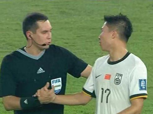 担心的事情发生了，国足0:1印尼，杨泽翔违规，白送印尼一分