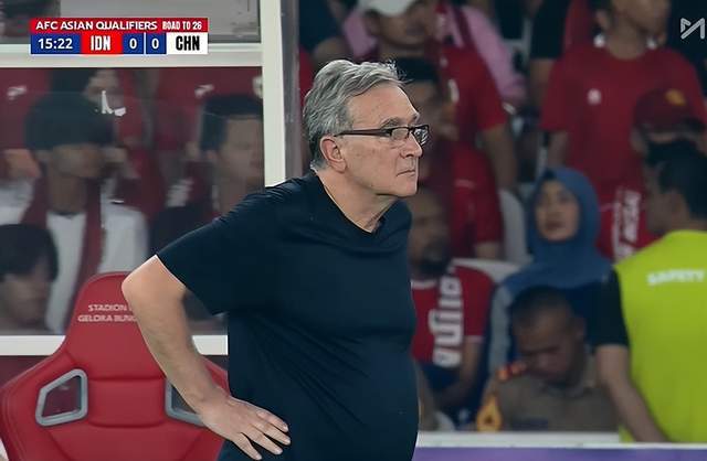 半场0-1绝境！国足被黑了？点球并无争议：杨泽翔鲁莽送礼