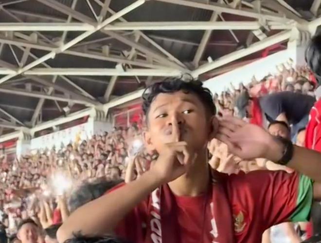 印尼球迷挑衅！向中国球迷做闭嘴手势 挥手嘲讽国足：机场这边走