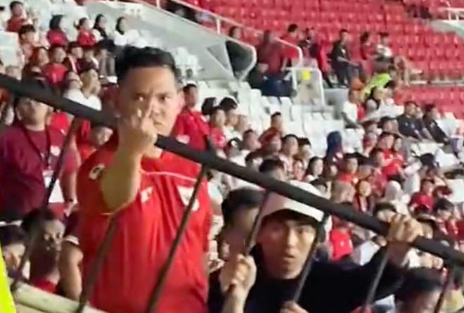 国足遇8万人魔鬼主场！印尼球迷当面辱骂中国球迷 多人竖中指挑衅