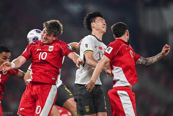 半场战报-王钰栋+张玉宁连造险、杨泽翔送点，国足暂0-1印尼