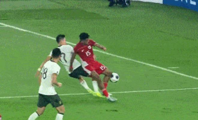 遗憾！国足踢了半场好球，倒在第45分钟：杨泽翔犯规送点 0-1落后