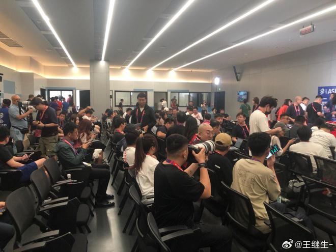 记者：国足赛前发布会的媒体记者还是不少