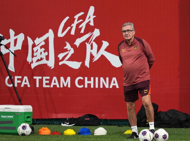 现在让伊万科维奇下课，可考虑让4人接手国足