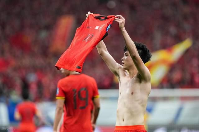 一場1-0讓國足避免墊底！18歲新星帶來希望，距離晉級隻差3分