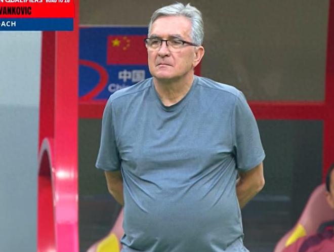 国足0-0巴林，角球竟出界，多让人失望？看看球迷的表情就知道了