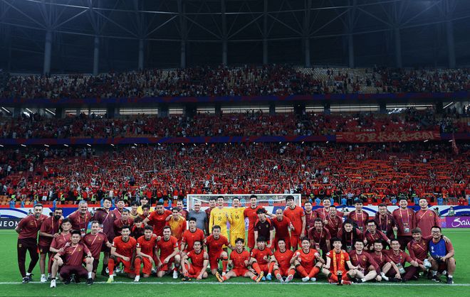 国足在5万人前微笑拍全家福留念！王大雷C位，王钰栋“打坐”庆祝