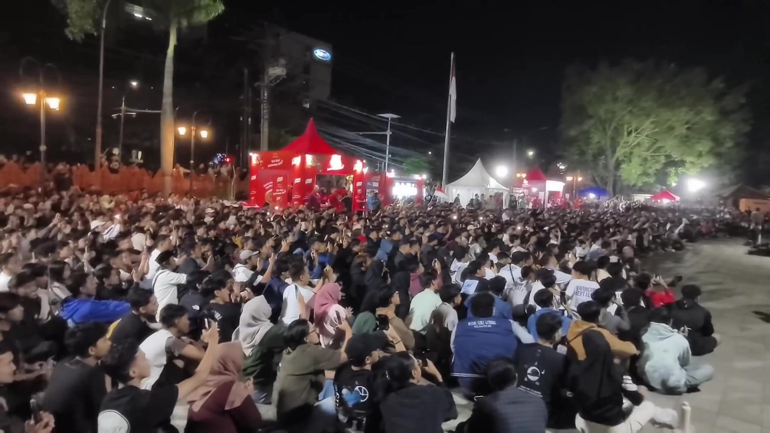 街上满满都是人❗️印尼让人羡慕的足球氛围，现场观战1-0国足