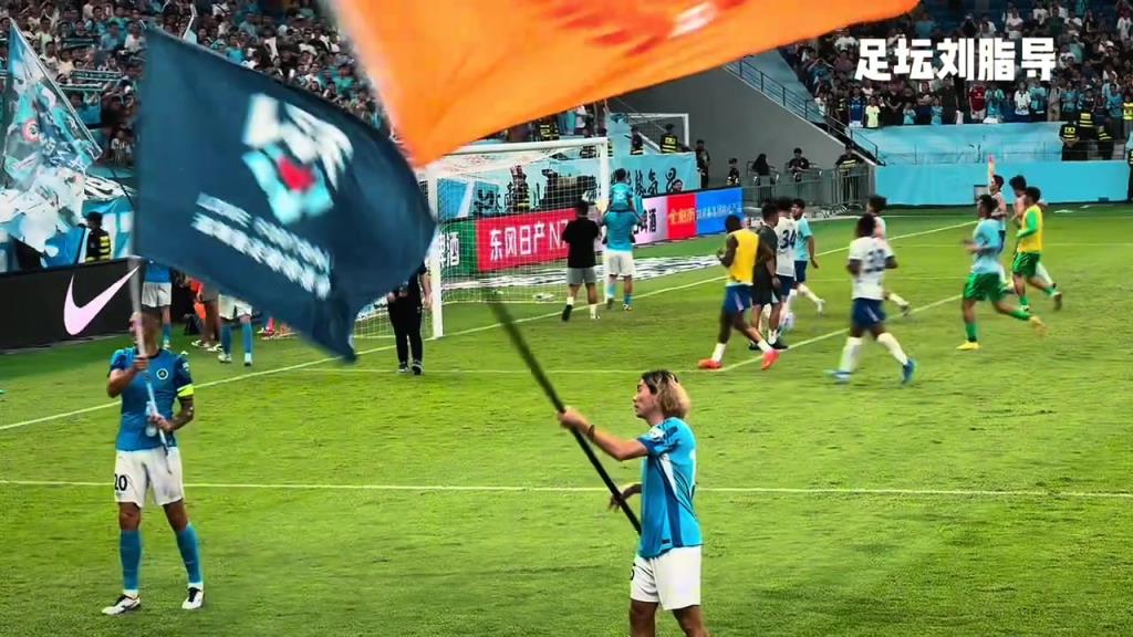勝敗兩重天，深圳新鵬城球員賽後熱情慶祝，申花替補球員默默加練