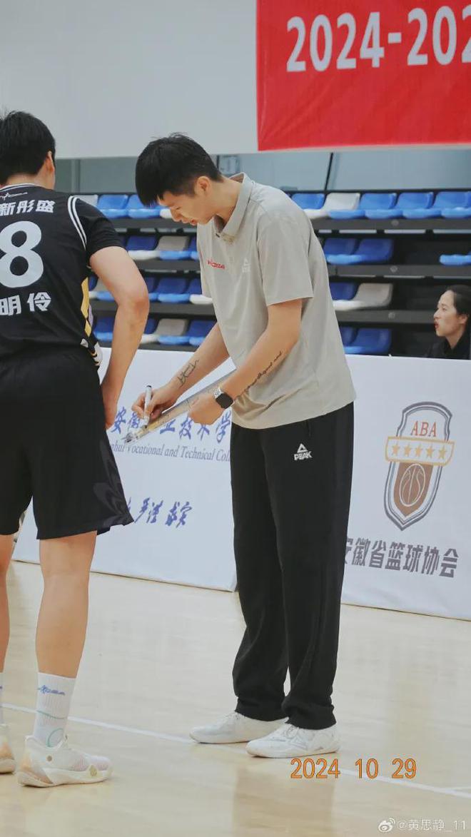 一位女篮主教练,给自己布置了一个战术
