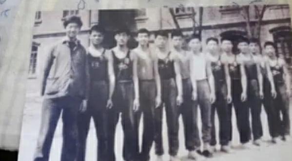 天津“學(xué)聯(lián)”籃球隊1968年合影，左一馮驥才、左四馮驤才、左九王志國