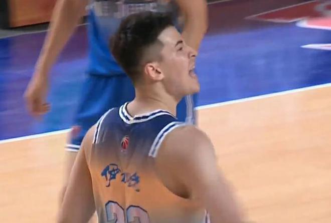皮特森33+9+8新疆大勝上海 沙拉木復(fù)出末節(jié)9分定勝局