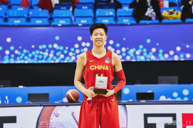 一位女籃主教練，給自己布置了一個(gè)戰(zhàn)術(shù)