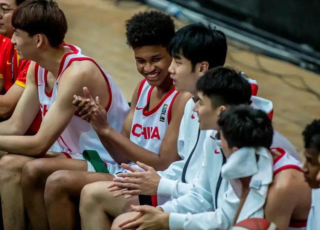 男籃這倆18歲黑小伙，可真別吹了……