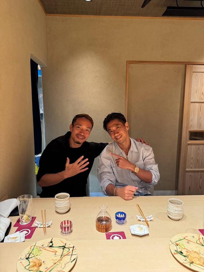 都是传奇，长友佑都与香川真司社媒互晒共进晚餐合影