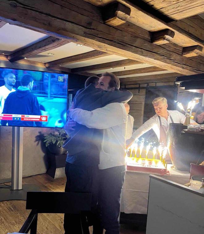 都是生涯首冠！凱恩在奪冠后和老隊友戴爾激動相擁