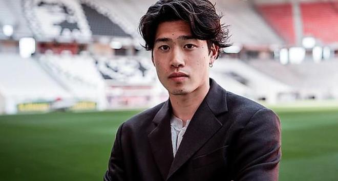 官方：弗賴堡簽下日本前鋒鈴木唯人；據悉轉會費750萬歐
