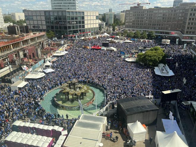 狂热数万名比勒费尔德球迷围聚柏林亚历山大广场，场面壮观