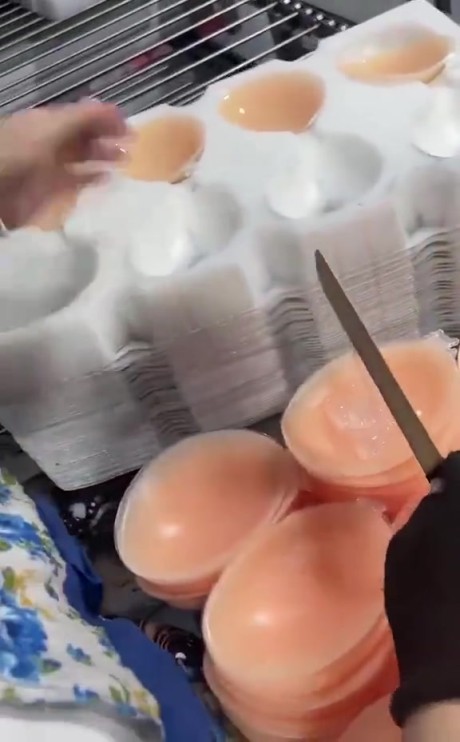 原來(lái)胸貼里的膠水是這樣弄上去的