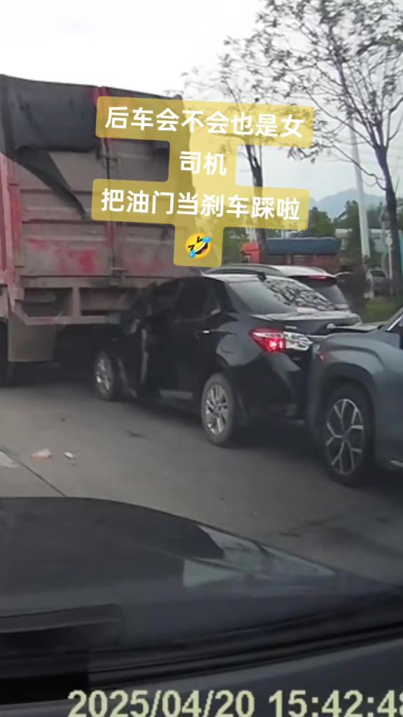 姐姐在等红灯，却被后车推着走，下车后一脸懵逼