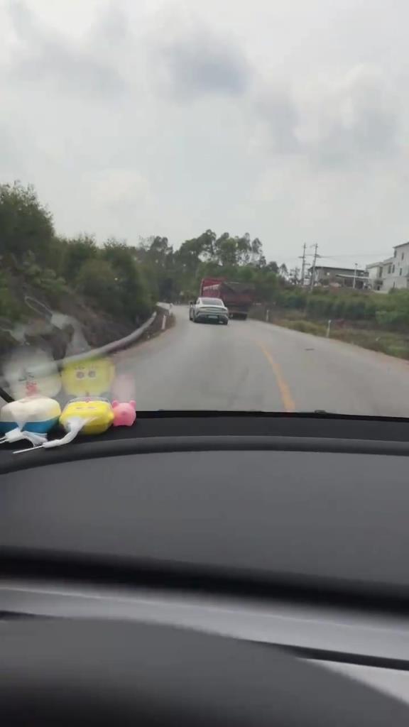 这种一看就是新手，敢转弯超车的！？