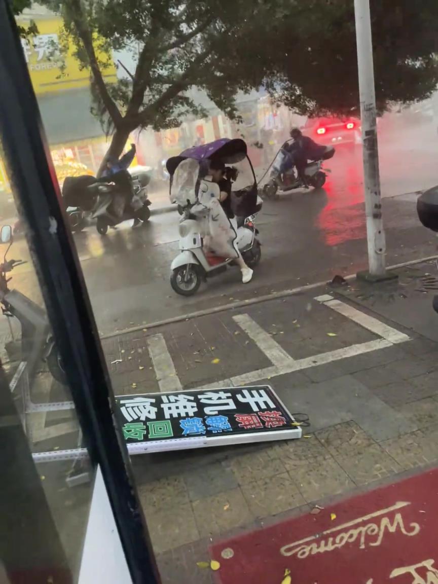 台风出门一定要注意安全！
