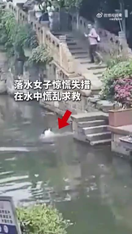 游客不慎落水，两位绍兴大哥毫不犹豫下水施救