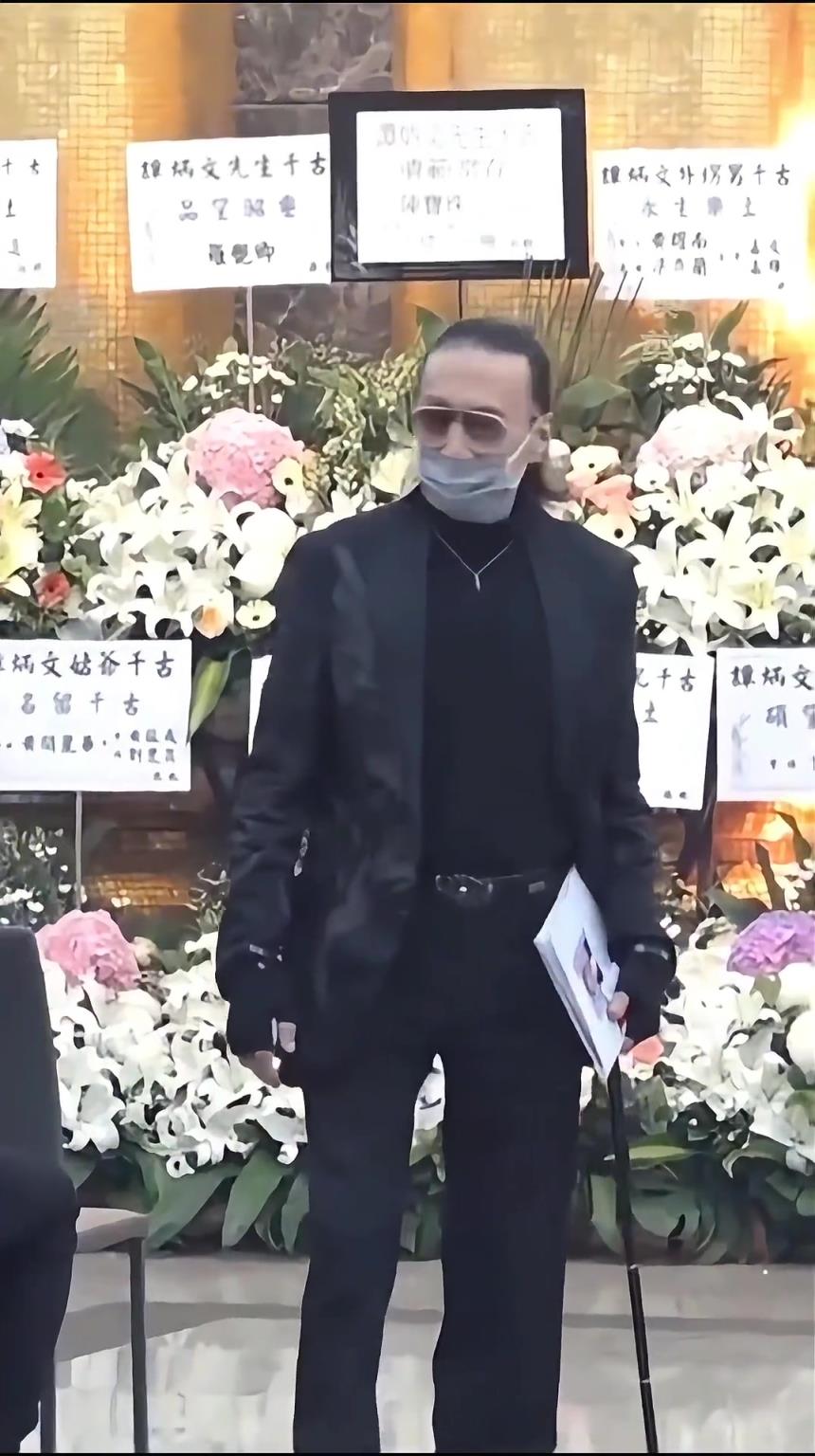 吴孟达葬礼时，众明星好友周星驰，刘德华，谢贤等好友前往惦念