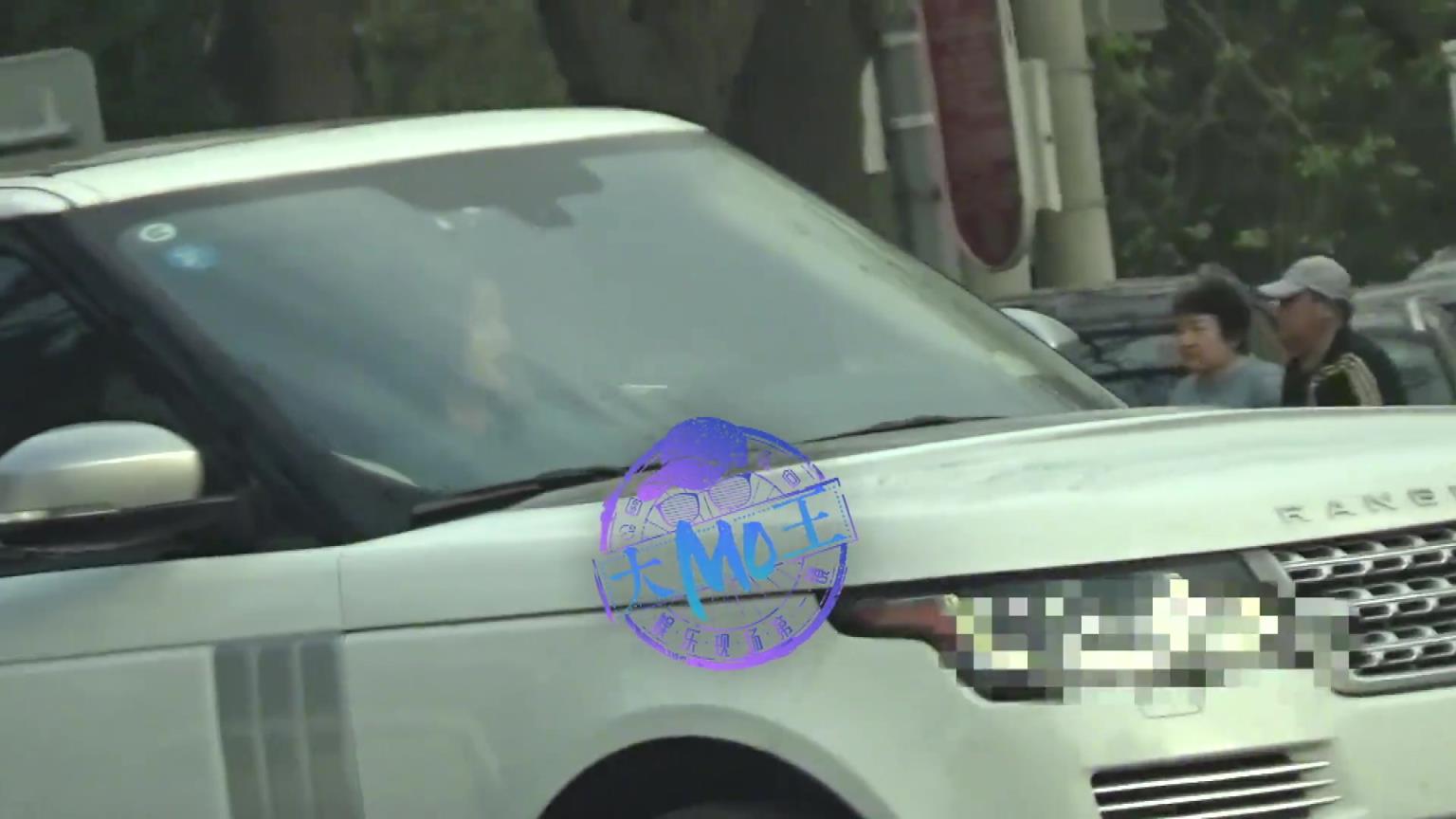 狗仔跟拍發(fā)現(xiàn)袁姍姍非機動車道內(nèi)亂停車