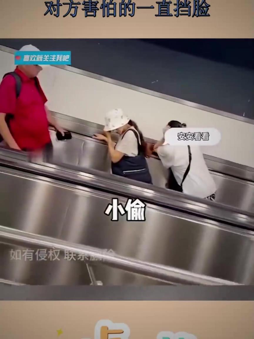 2名女子伺机偷盗，旁边小伙及时提醒