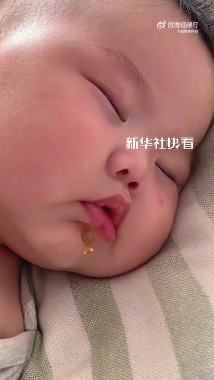 宝宝熟睡小嘴不自觉吮吸，脸上“小鱼”游动超治愈