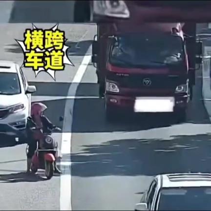 大妈骑电动车随意变道，害人害己！