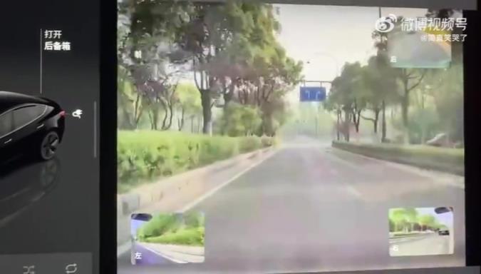 黑车转弯速度过快撞栏杆，吓坏路人