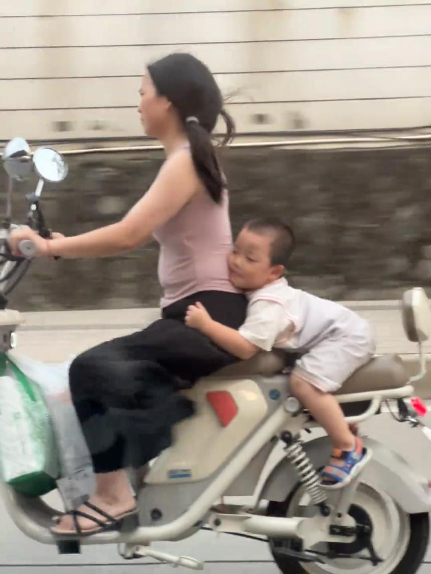 这小手办，很沉浸式的姿势啊...