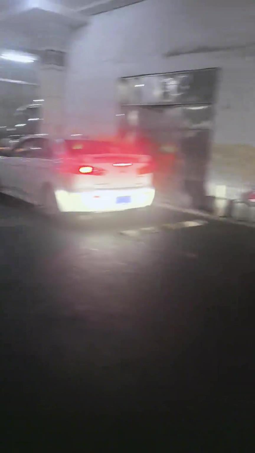 家長接小孩停車超過一小時(shí),不肯付停車費(fèi),搞得大家都出不去!!