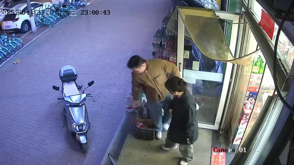 女：你瞧你那弱不禁风的样子！！
