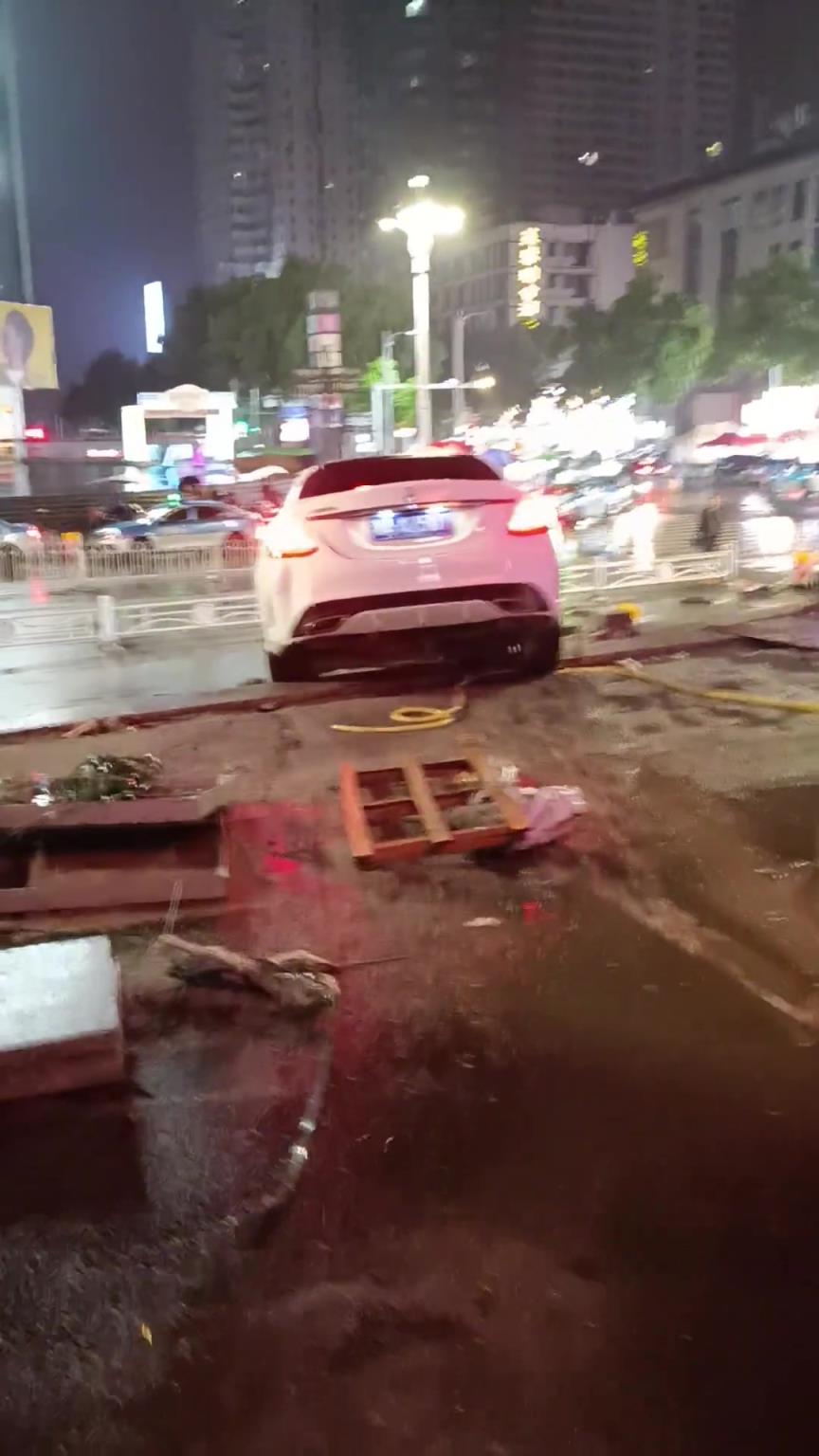 这得喝了多少，竟然还想倒车上来