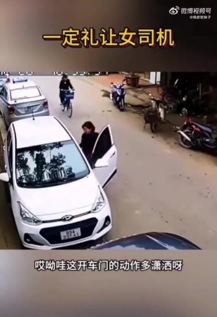 开车上路一定要礼让女司机啊！太猛了吧！
