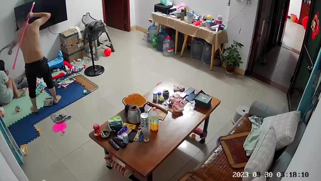 女子被喝醉酒后老公拿着棍子家暴！！