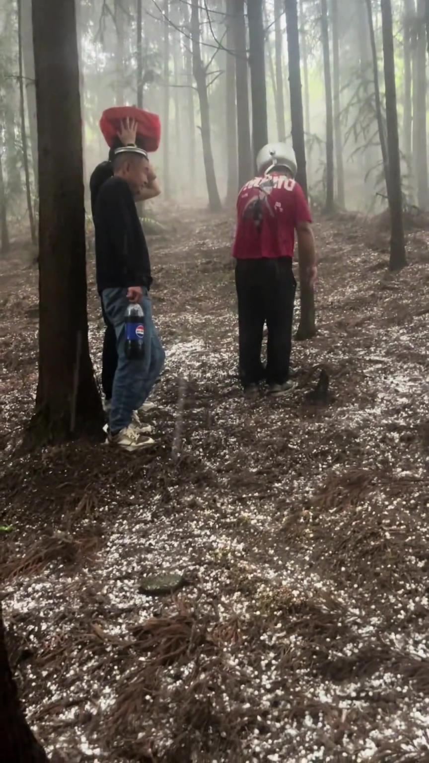 露營(yíng)遇到冰雹，大家為了躲冰雹也是各顯神通