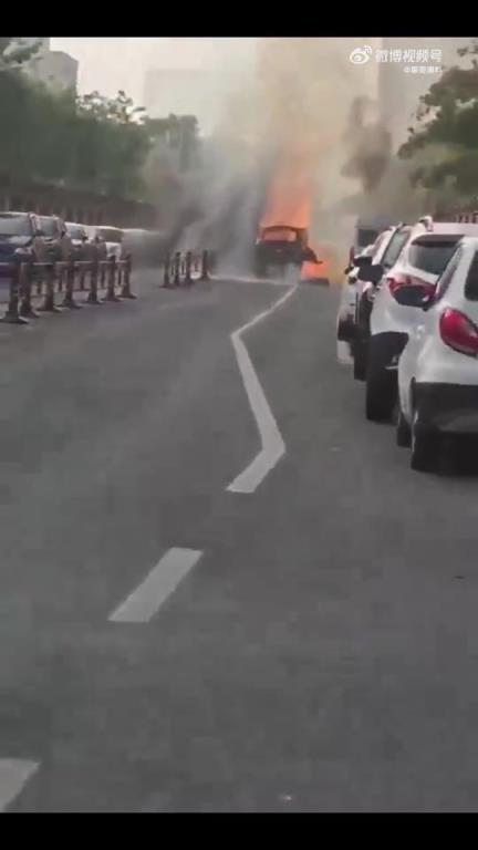 這車?yán)镅b的是什么？怎么突然炸了？？